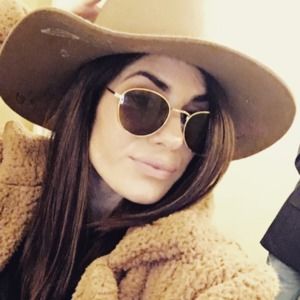 Meet your Posher, Adrianna